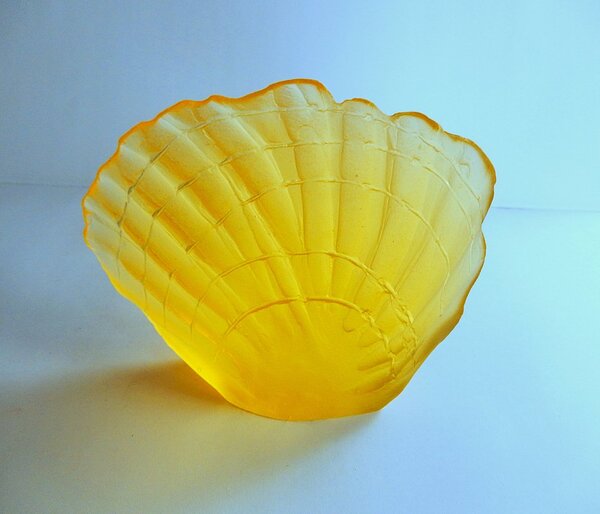 Plastika od Ivana Pelouchová - "Žlutá mušle", rozměr: 13 x 10 cm