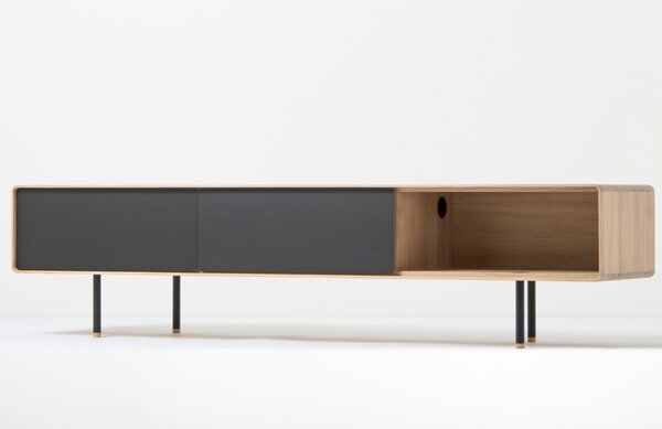 -25 % Dny MOMENTI– Gazzda Černý dubový TV stolek Fina 200 x 45 cm