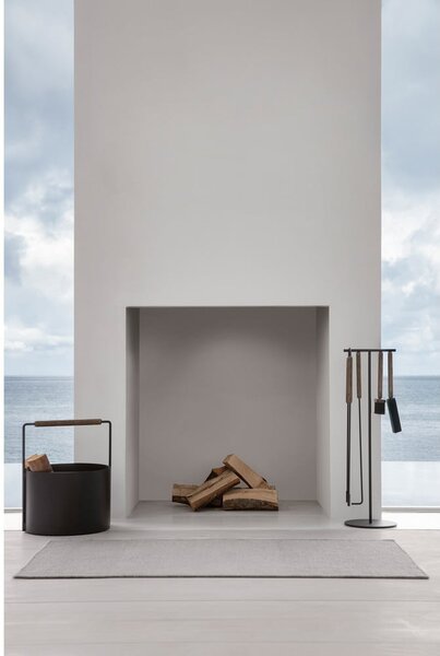 Černý kovový koš na palivové dřevo Blomus Fireplace