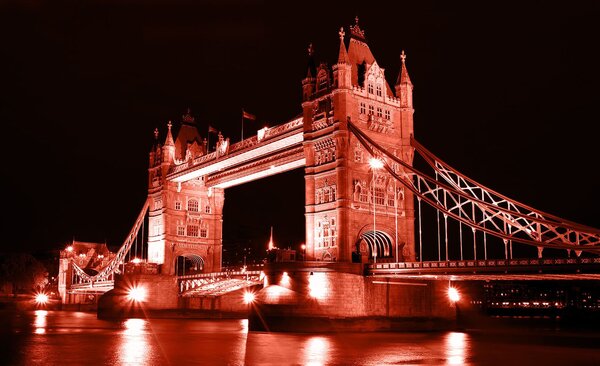 Postershop Fototapeta vliesová: Nasvícený Tower Bridge - 152,5x104 cm