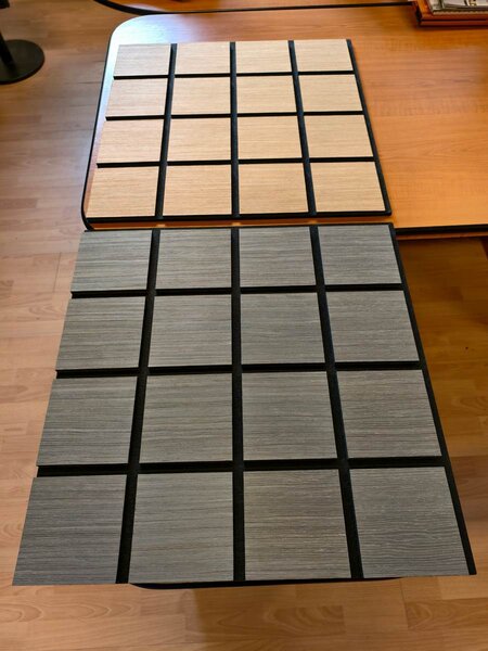 Dřevěný akustický panel s kostkovaným vzorem ze šedého dubu Freja 60 × 60 × 1,8 cm na stěnu k nalepení nebo přišroubování