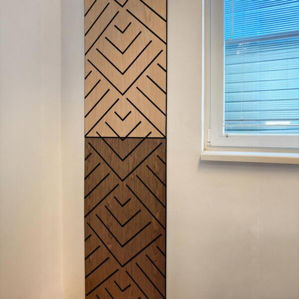 Samolepicí akustický panel s V-vzorem z tmavého dubu Freja 120 × 60 × 0,9 cm s diagonálou z pravé dýhy na stěnu