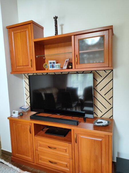 Samolepicí akustický panel s V-vzorem ze světlého dubu Freja 120 × 60 × 0,9 cm z pravé dýhy na stěnu