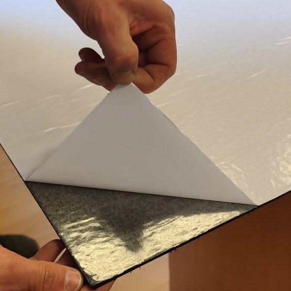 Samolepicí akustický panel s V-vzorem ze světlého dubu Freja 120 × 60 × 0,9 cm z pravé dýhy na stěnu