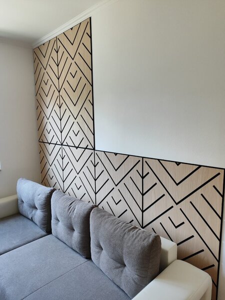 Samolepicí akustický panel s V-vzorem ze světlého dubu Freja 120 × 60 × 0,9 cm z pravé dýhy na stěnu