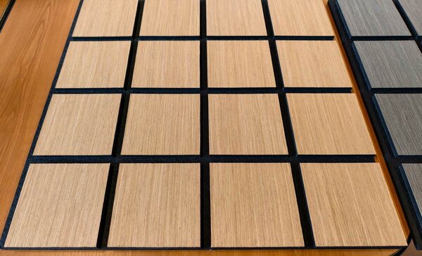 Dřevěný akustický panel s kostkovaným vzorem z bílého dubu Freja 60 × 60 × 1,8 cm na stěnu k nalepení nebo přišroubování
