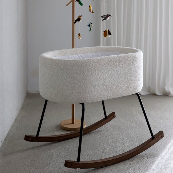 -25 % Dny MOMENTI– Krémově bílá čalouněná dětská kolébka Quax De Luxe 81 x 65 cm