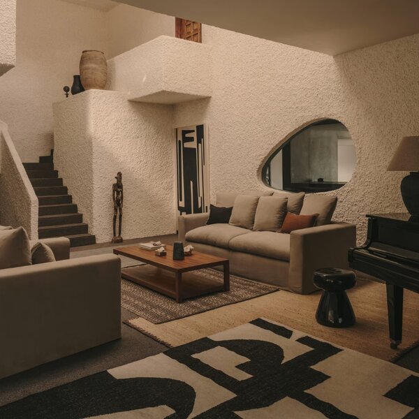Hnědý teakový konferenční stolek Kave Home Sashi 150 x 70 cm