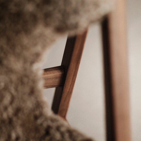 AUDO COPENHAGEN Křeslo Knitting, Sheepskin, Walnut / Sahara