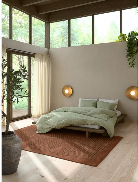Hnědá dvoulůžková postel z borovicového dřeva s roštem 140x200 cm Japan – Karup Design