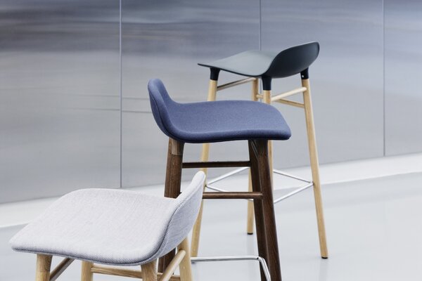 Normann Copenhagen designové barové židle Form Barstool Wood (65 cm)