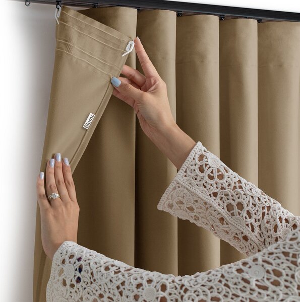 Béžový sametový dimout závěs 140x250 cm Velto – Filumi