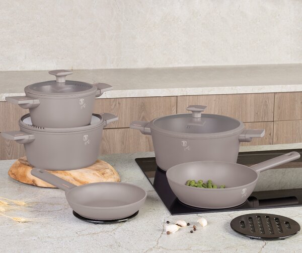 Kastrol s titanovým povrchem a poklicí 24 cm Taupe Collection