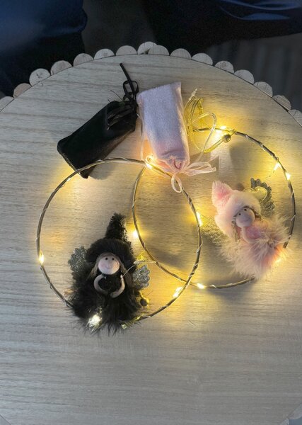 LED závěsný černý anděl MOONY, 16 cm