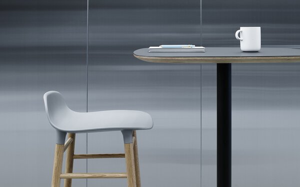 Normann Copenhagen designové barové židle Form Barstool Wood (65 cm, černá, ořech)