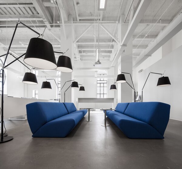 Artemide 9TOL Tolomeo Mega Terra 42, černá stojací lampa s vypínačem pro 1x21W LED E27, černé stínítko, max 334cm