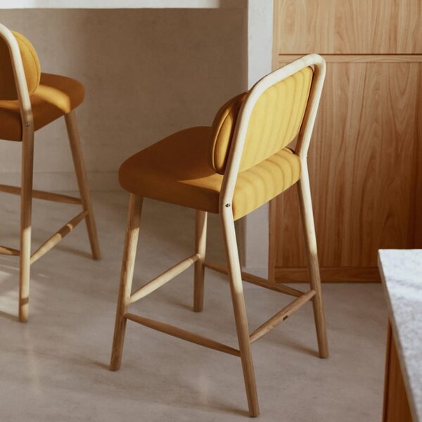 Hořčicově žlutá čalouněná barová židle Kave Home Helda 65 cm