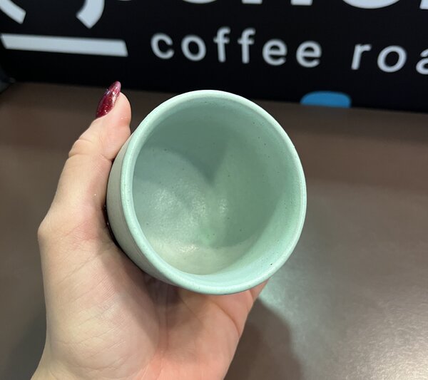 Keramický šálek s glazurou black mint