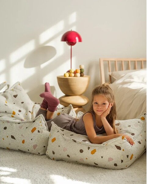 Bílý dětský sedací vak z textilie bouclé/žinylkový Terrazzo Chair – Wigiwama
