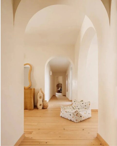 Bílý dětský sedací vak z textilie bouclé/žinylkový Terrazzo Chair – Wigiwama