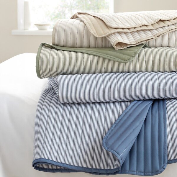 Modrý prošívaný přehoz 220x230 cm Stripe – Catherine Lansfield
