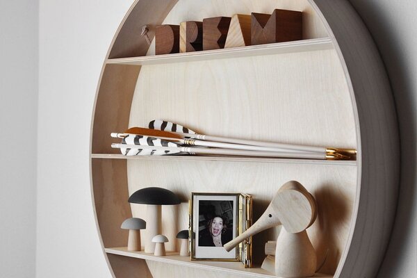 Ferm Living designové police Round Dorm
