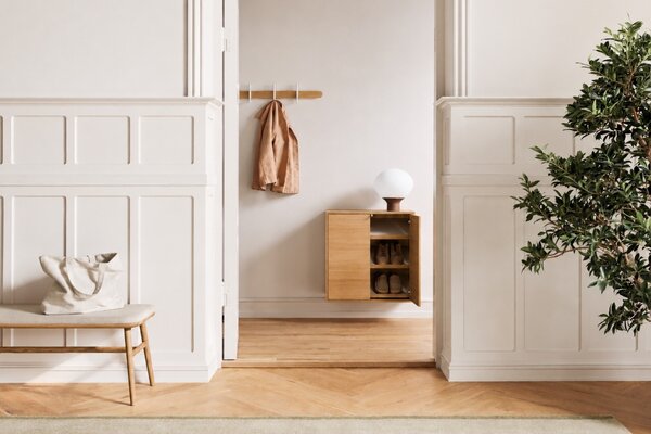 -25 % Dny MOMENTI– Bolia Opálově bílá skleněná stolní lampa Acorn 32 cm s tmavou dubovou podstavou