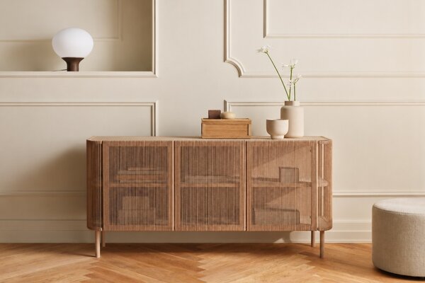 -25 % Dny MOMENTI– Bolia Opálově bílá skleněná stolní lampa Acorn 32 cm s tmavou dubovou podstavou